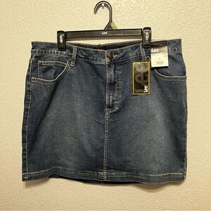 Lee Women's Mid Rise Skort in the Deep Blue color, size 18 New